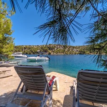 Апартаменты Dupin Oceanfront With Boat Dock Bobovisca